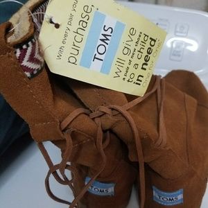 Toms winter suede boots... flashsale... get them w